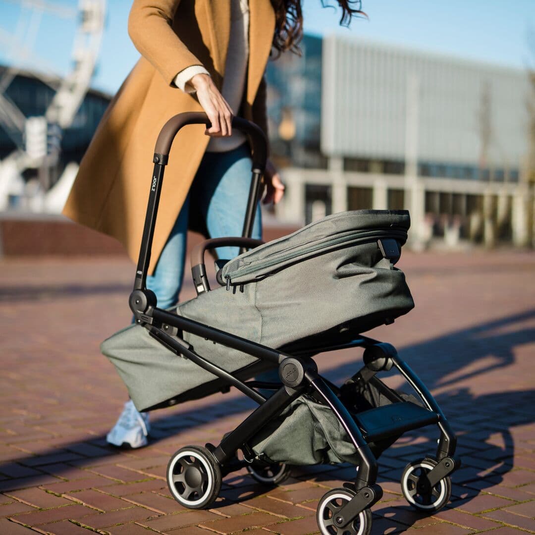 Mãe passeando com carrinho de bebê