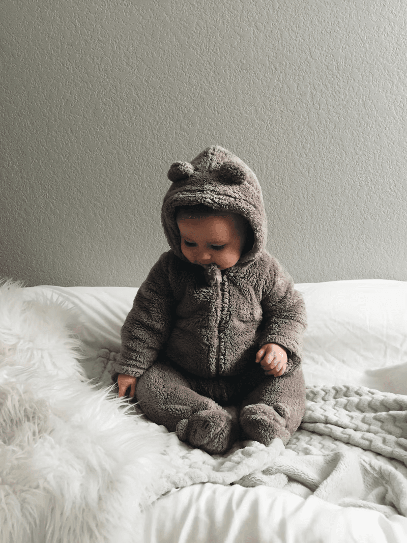 Bebê vestido com macacão